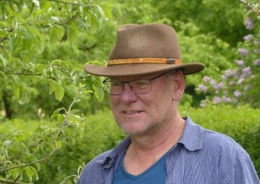 Landwirtschaftsberater Ulrich Hampl in der Natur; Ulrich Hampl empfiehlt die Regionalwert-Instrumente